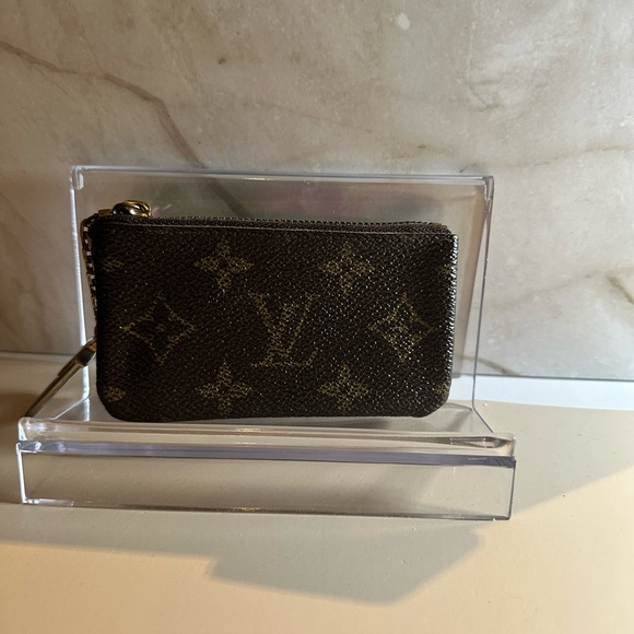 Louis Vuitton Brown Monogram Key Cles Holder - Picture 12 of 12